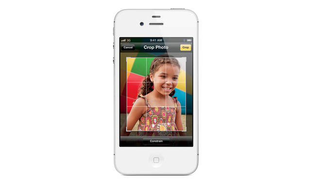 <strong>iPhone 4S｜外見はそのままに、大幅にグレードアップ！</strong>　写真アプリで基本的な画像加工ができるように。