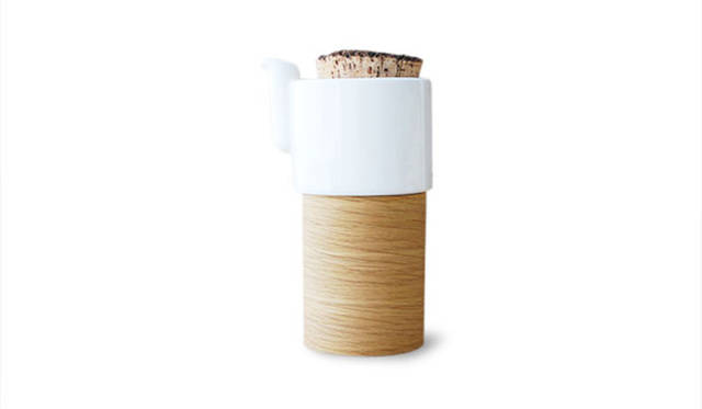 <strong>Tonfisk Design｜トンフィスクデザイン</strong>　「WARM Small Tea & Coffee Pot」容量｜600ml、高さ｜20cm、色｜white、素材｜porcelain, cork lid or ceramic lid、価格｜1万4000円