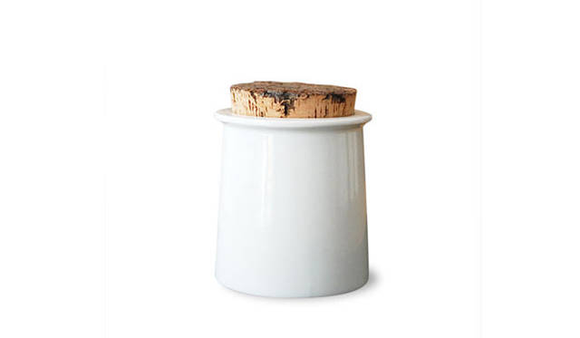 <strong>Tonfisk Design｜トンフィスクデザイン</strong>　「INSIDE Storage jars」Large＝容量1.25L、高さ20cm、Midium＝容量700ml、高さ13.5cm、Small＝容量380ml、高さ11cm、色｜white、素材｜porcelain,cork stopper、価格｜L＝ 6000円、M＝4500円、S＝3500円