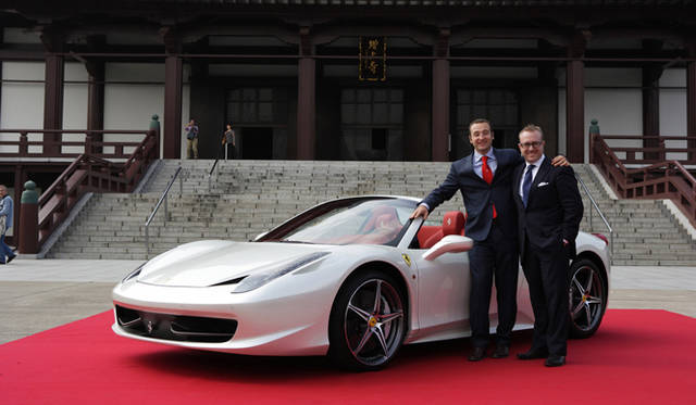 <strong>Ferrari 458 SPIDER│フェラーリ 458 スパイダー</strong>　写真右／フェラーリ・ジャパン 代表取締役 ジェネラル・マネージャー　ミケーレ・アプルロス氏、フェラーリ S.p.A プロダクト・マーケティング 写真左／ミケーレ・コメッリ氏。