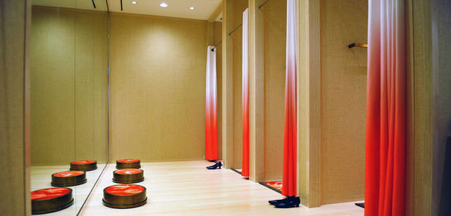 <strong>BARNEYS NEW YORK｜バーニーズ　ニューヨーク</strong>　バーニーズ　ニューヨーク福岡店　2階 フィッティングルーム