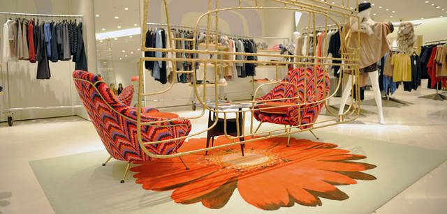 <strong>BARNEYS NEW YORK｜バーニーズ　ニューヨーク</strong>　バーニーズ　ニューヨーク福岡店　3階は、ウィメンズのデザイナーズコレクションとバーニーズ　ニューヨークオリジナル、奥にはインテリアやギフトアイテムとブライダルサービスのコーナーも