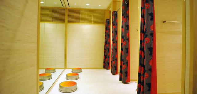 <strong>BARNEYS NEW YORK｜バーニーズ　ニューヨーク</strong>　バーニーズ　ニューヨーク福岡店　3階のフィッティングルーム