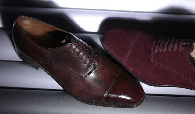 <strong>JOHN LOBB│ジョンロブ</strong>　イヤーモデル「JOHN LOBB 2011」　左／Dark Brown Museum Calf/Bronze Lord Calf、右／Prune Suede/Pale Gray Museum Calf