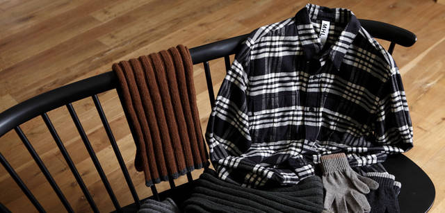 <strong> MARGARET HOWELL｜マーガレット・ハウエル</strong>　2011秋冬コレクション　チェックシャツ2万4150円、グローブ各3990円、スカーフ各1万4700円（すべてMHL.）