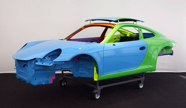 <strong>ポルシェ 911 カレラ テクニカルワークショップ開催</strong>　使用素材ごとに色わけされたボディシェル。水色部分はすべてアルミで全体の44パーセントにおよぶ。黄緑が成形しやすいスチール深絞り鋼板で、使用割合はわずか14パーセントに過ぎない。  