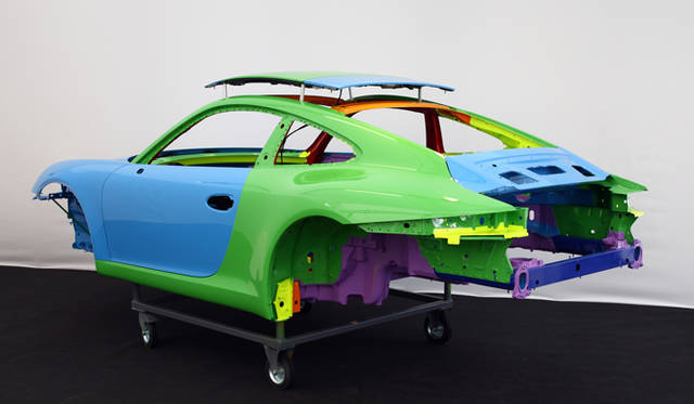 <strong>ポルシェ 911 カレラ テクニカルワークショップ開催</strong>　紫色はアルミ鋳造部品。つまりサスペンション取りつけ部などの強度が求められる部分も、ほとんどがアルミ製とされている。 