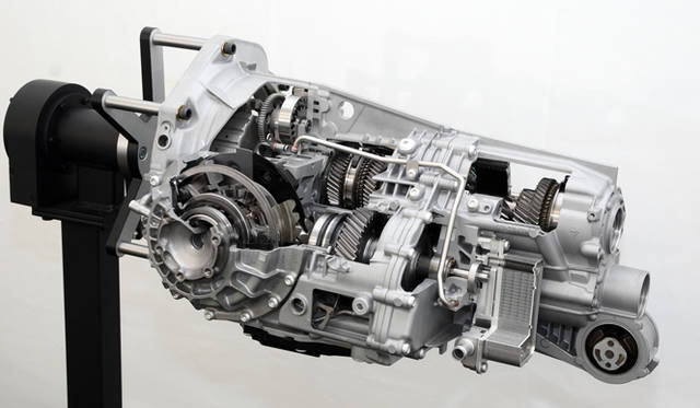 <strong>ポルシェ 911 カレラ テクニカルワークショップ開催</strong>　今や911シリーズ全体の85パーセントを占めるというPDKも全面改良版に。スタート&ストップ機能やコースティング機能の内蔵のほか、変速スピードも速められている。  