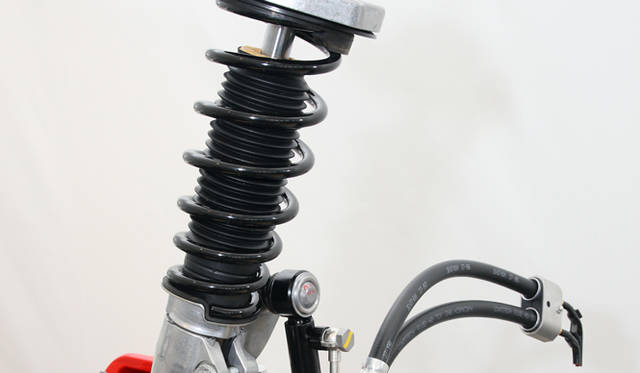 <strong>ポルシェ 911 カレラ テクニカルワークショップ開催</strong>　PASM（ポルシェ・アクティブ・サスペンション・マネージメント）を引きつづき搭載。あらたに可変式スタビライザーのPDCCも用意される。 