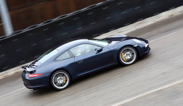<strong>ポルシェ 911 カレラ テクニカルワークショップ開催</strong>