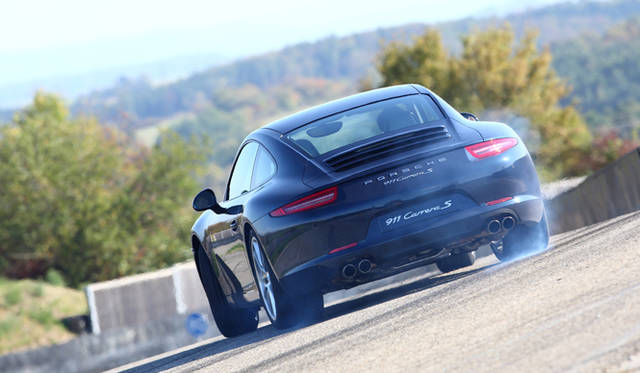 <strong>ポルシェ 911 カレラ テクニカルワークショップ開催</strong>　リアエンジン＝限界での挙動がトリッキーというのはもはや過去の話。助手席で体感したかぎりでは、コントロール性はさらに向上しているという印象だ。  