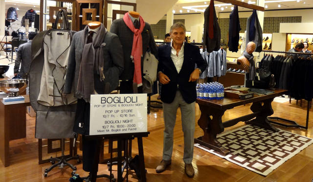 <strong>BOGLIOLI｜ボリオリ</strong>　バーニーズ　ニューヨーク銀座店に7日から16日まで設置された、ポップアップショップに立つマリオ会長。 