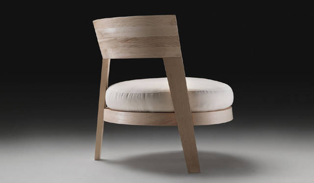 <strong>FLEXFORM│フレックスフォルム</strong>　パーソナルチェア「ABBRACCI」37万9050円～<br>1PソファをほとんどラインナップしないFLEXFORMの楽しさは、じつはパーソナルチェアにある。現状のラインアップでじつに26モデルを有するが、今後その核になりそうなパーソナルチェアがこの「ABBRACCI」。3本脚の後ろ脚が美しい陰影を生み出し、背面は木目の接ぎを逆に楽しみたいデザインとなっている。