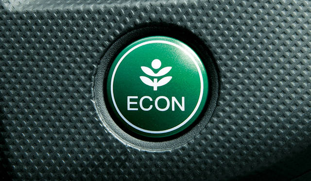 <strong>HONDA INSIGHT｜ホンダ インサイト</strong>　ECONスイッチ。このスイッチを押すことで、「低燃費モード」に変化する。具体的には、アクセル操作にたいするエンジンの反応を抑制、アイドリングストップ時間の延長、エアコンを省電力モードするなど、クルマ全体で少しずつ燃費に配慮して、トータルに制御をおこなう。
