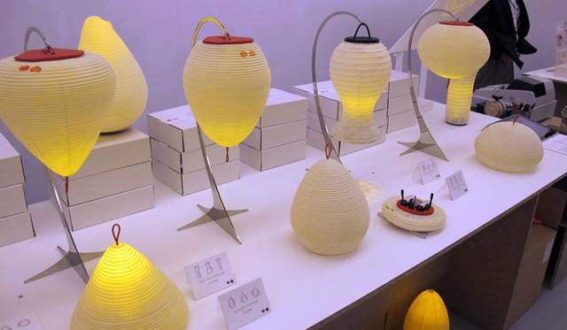 <strong>DESIGNTIDE TOKYO 2011｜デザインタイド トーキョー 2011</strong>　「MIC*ITAYA | SUZUMO CHOCHIN」江戸時代からつづく日本の伝統工芸と現代のあたらしい技術を融和させた、未来を照らし出す古くてあたらしい照明器具が誕生。提灯の原則的な機能「たためる」を基本に、自由な提灯をデザインした。
