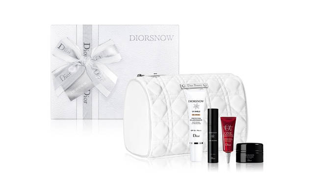 <strong>Dior｜ディオール</strong>　DIOR CHRISTMAS 2011　＜スキンケア＞スノー UV ホリデイ7350円（限定品）　ディオール独自のD-NAテクノロジーが叶える、ダイヤモンドのような透明感。大人気のスノー UVプロテクション 50 BBの現品をはじめ、人気のスキンケアアイテムをセットしたクリスマス限定コフレ。