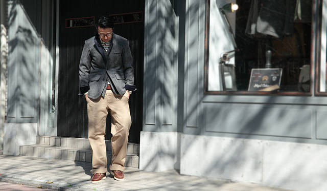 <strong>Nigel Cabourn｜ナイジェル・ケーボン　糸から開発した渾身のシャツ「BRITISH OFFICERS SHIRT」先行販売スタート！</strong><br />『THE ARMY GYM』サブショップマネージャー 高木裕一さん<br />ハンティング ジャケット　8万1900円、ホスピタル ベスト　3万5700円、ブリティッシュ オフィサー シャツ　2万3100円、ベーシック チノパンツ 　1万9950円（すべてナイジェル・ケーボン）、ブーツ チェック　8万2950円（ユケテン×ナイジェル・ケーボン）　すべてTHE ARMY GYM　Tel. 03-3770-2186