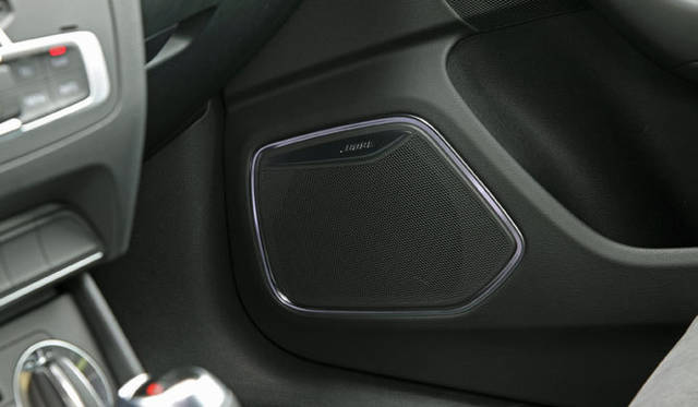 <strong>Audi　Q3｜アウディ Q3</strong>　オーディオシステムにはBOSEがオプションで用意される。AMIと呼ばれるオーディオシステムでは、iPhoneやiPadと接続できる。