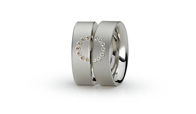 <strong>NIESSING│ニーシング</strong>　「in.love」リング [ダイヤモンド(0.07ctホワイト)×ステンレススティール] 7万8750円、[ダイヤモンド(0.07ctシェリー)×ステンレススティール] 5万4600円