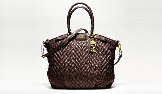 <strong>COACH│コーチ</strong>　マディソン シェブロン Lindsey [W40×H34×D10cm] 7万7700円（コーチ）