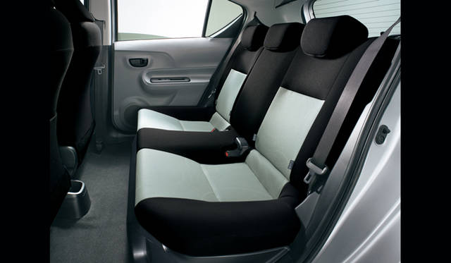 <strong>TOYOTA｜ 2011年12月発売予定のハイブリッド車「アクア」を日本初公開</strong>