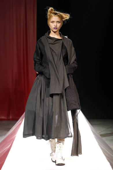 <strong>YOHJI YAMAMOTO｜ヨウジヤマモト</strong>　2012年春夏コレクション速報