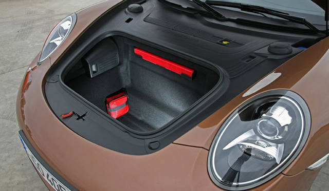 <strong>Porsche 911｜ポルシェ 911</strong><br><br><#IMAGELINK_EX_(auto)_(CT_2_24454_15)_(/article/13226?num=1)_()_(ポルシェ 911特集｜試乗速報─島下泰久篇)#><br><#IMAGELINK_EX_(auto)_(CT_2_24454_16)_(/article/13302?num=1)_()_(ポルシェ 911特集｜試乗速報─渡辺敏史篇)#>