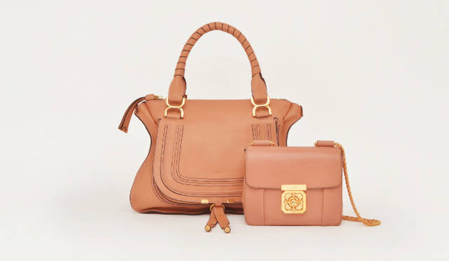 <strong>Chloé│クロエ</strong>　「MARCIE」　左／バッグ 19万5300円、右／「ELSIE」バッグ（ペールゴールドでも展開） 14万5950円（ともにクロエ／クロエ インフォメーションデスク）