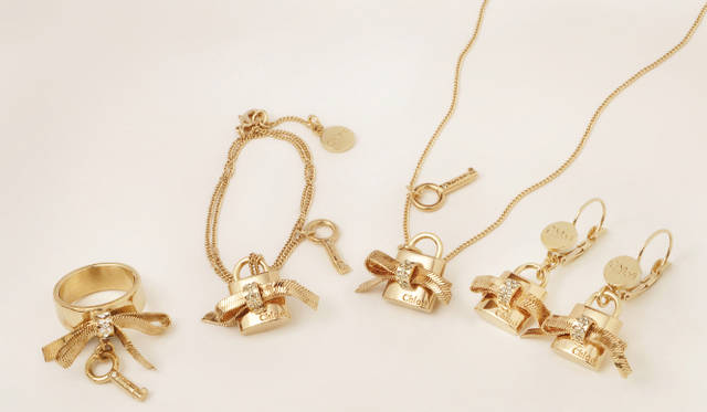<strong>Chloé│クロエ</strong>　「PADDINGTON RIBBON」　左から／リング 1万9950円、ブレスレット 2万6250円、ネックレス 3万1500円、イヤリング 3万5700円（すべてクロエ／クロエ インフォメーションデスク）