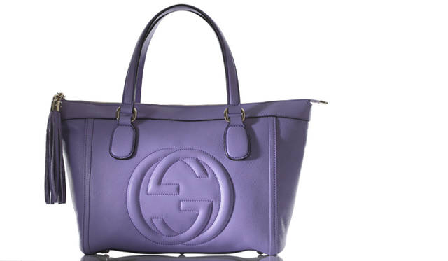 <strong>GUCCI｜グッチ</strong>　上質なカーフレザーをエレガントなライラックカラーで彩った。上辺がジッパーで閉じられるのもうれしい。「SOHO」 Eコマース限定バッグ [W31×H25×D12cm] 14万9100円（グッチ／グッチ ジャパン）