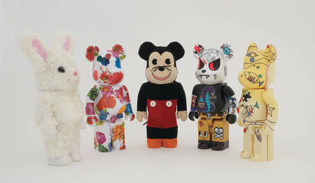 <strong>Karimoku and BE@RBRICK: A Diverse Lineup Again This Time!</strong> BE@RBRICK 400% fragmentdesign / MIKA NINAGAWA / MICKY MOUSE ¥8,190 each, TOKIDOKI / STUSSY ¥7,140 each