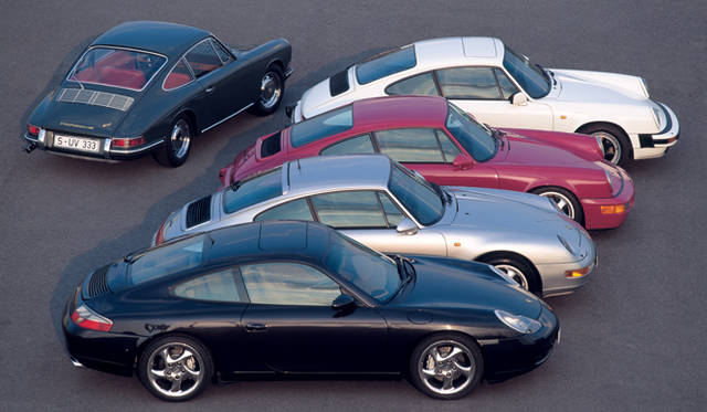 <strong>Porsche 911 Story─初代901型</strong>　写真奥が901型、右側手前より、996（5代目）、993（4代目）、964（3代目）、930（2代目）。