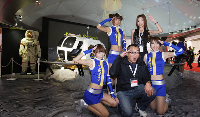 <strong>第42回東京モーターショー2011｜渡辺敏史と清水久美子がいく 部品ブースウォッチング</strong>　GOODYEARブースにて