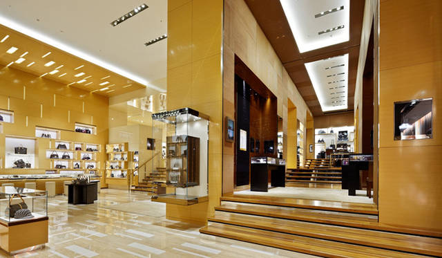 <strong>LOUIS VUITTON</strong> The interior of the Osaka Shinsaibashi store, with its high ceilings. ©LOUIS VUITTON