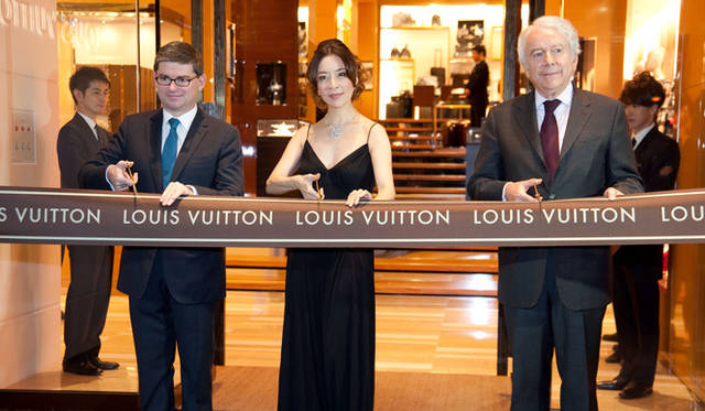 <strong>LOUIS VUITTON</strong> Miki Maya attended the ribbon-cutting ceremony for the Osaka Shinsaibashi store. ©LOUIS VUITTON