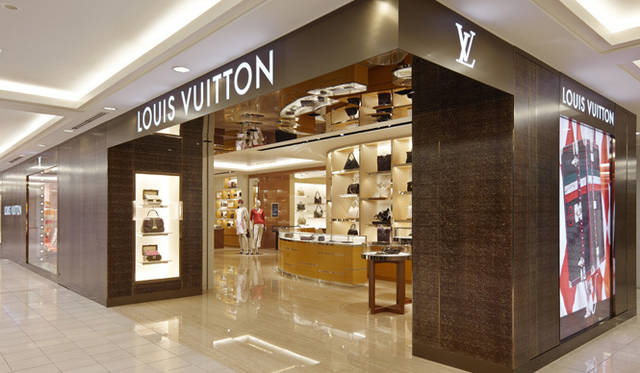 <strong>LOUIS VUITTON</strong> The exterior of the Odakyu Shinjuku store. ©LOUIS VUITTON