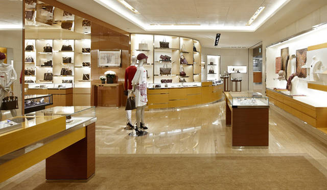 <strong>LOUIS VUITTON</strong> The exterior of the Odakyu Shinjuku store. ©LOUIS VUITTON