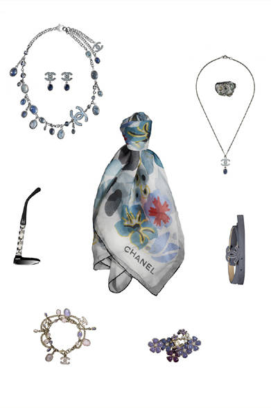 <strong>CHANEL│CHANEL</strong> December 24 Christmas Eve ©CHANEL<br />A Christmas theme illuminated by accessories in pastel and vitamin colors. Wallets in quilted leather in gentle tones like lavender blue and powder pink, and dazzling beaded sandals, adorn a romantic Christmas Eve.