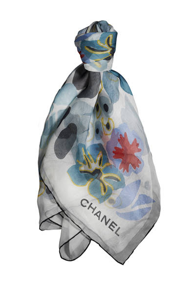 <strong>CHANEL│CHANEL</strong> December 24 Christmas Eve ©CHANEL<br />Silk scarf [90x90cm] ¥39,900