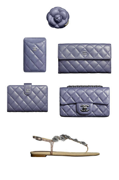<strong>CHANEL│CHANEL</strong> December 24 Christmas Eve ©CHANEL<br />A Christmas theme illuminated by accessories in pastel and vitamin colors. Wallets in quilted leather in gentle tones like lavender blue and powder pink, and dazzling beaded sandals, adorn a romantic Christmas Eve.