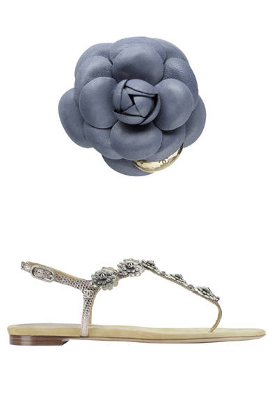 <strong>CHANEL│CHANEL</strong> December 24 Christmas Eve ©CHANEL<br />From top: Camellia ¥70,350, Thong sandals [1cm] ¥114,450