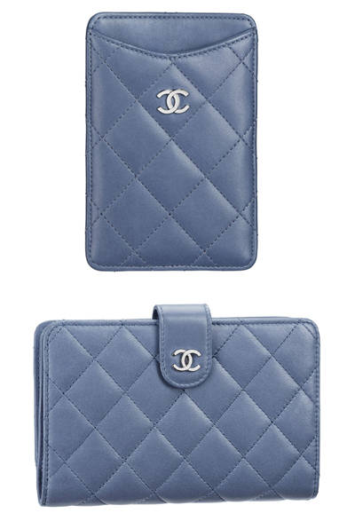 <strong>CHANEL│CHANEL</strong> December 24 Christmas Eve ©CHANEL<br />From top: iPhone case [12.5x8.5x0.5cm] ¥39,900, Wallet [11x15x3cm] ¥96,600