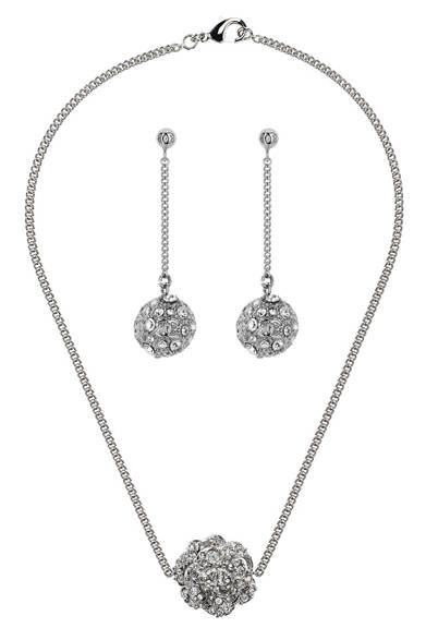 <strong>CHANEL│CHANEL</strong> December 25 Christmas ©CHANEL<br />Necklace ¥42,000, Earrings ¥54,600