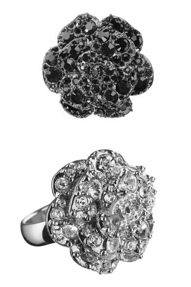 <strong>CHANEL│CHANEL</strong> December 25 Christmas ©CHANEL<br />From top: Brooch ¥65,100, Ring ¥39,900