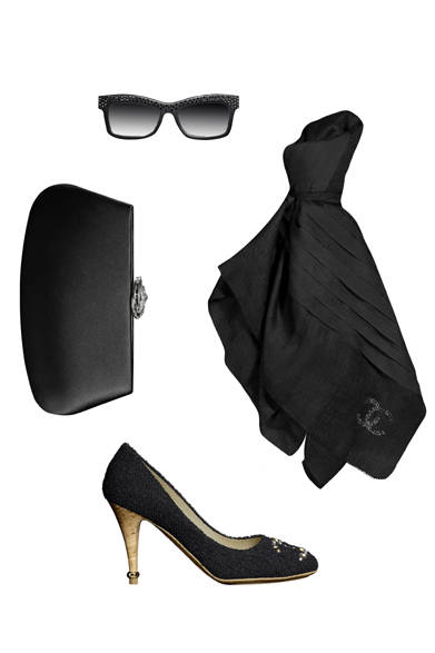 <strong>CHANEL│CHANEL</strong> December 25 Christmas ©CHANEL<br />A chic atmosphere using black, rhinestones, and silver. Tweed pumps sparkle with the Chanel logo, and satin bags shimmer with jewelry clasps. The iconic Chanel camellia is also expressed with sparkling rhinestones, adorning rings, brooches, and bracelets.