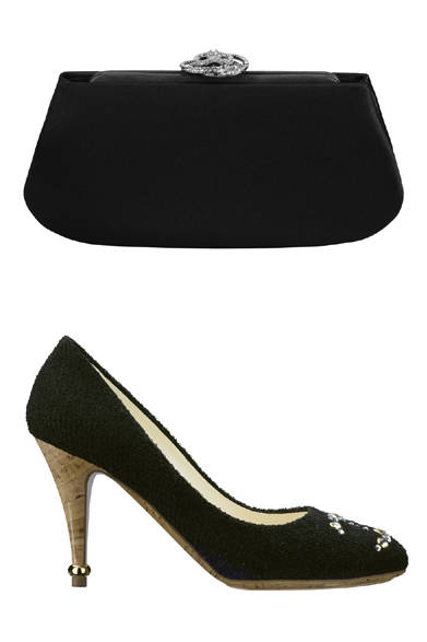 <strong>CHANEL│CHANEL</strong> December 25 Christmas ©CHANEL<br />From top: Clutch bag [12x26x4cm] ¥223,650, Tweed pumps [8.5cm] ¥79,800