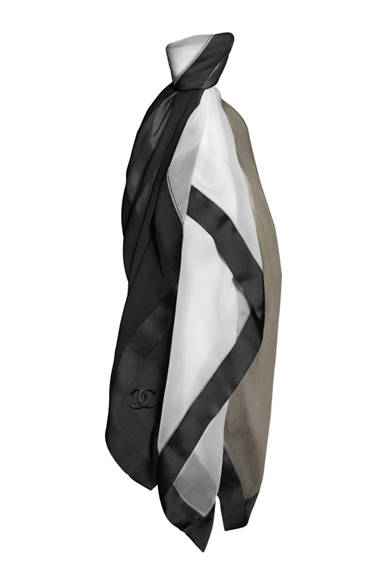 <strong>CHANEL│CHANEL</strong> December 31 New Year's Eve ©CHANEL<br />Scarf ¥61,950