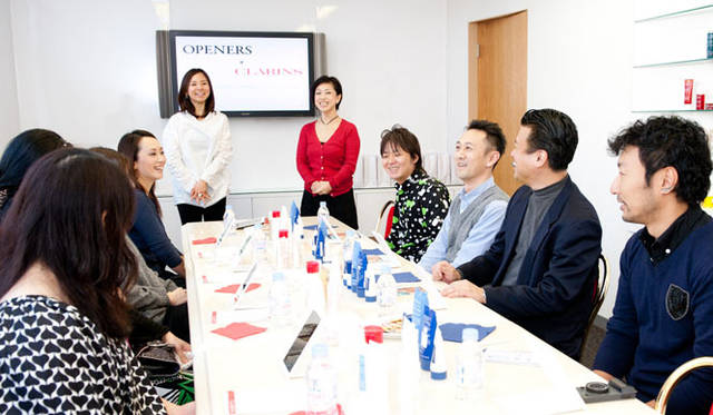 　「OPENERS×クラランス美容講習会」　みな初対面ながら、リラックスしたムード。進行はクラランスPRの大友みのりさん（右奥）、講師はおなじくPRの西村カナコさん（左奥）