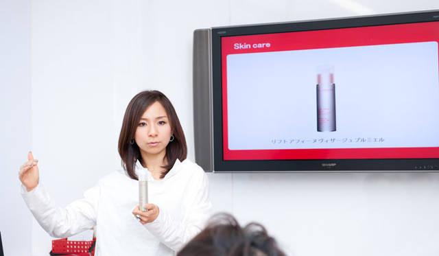 　「OPENERS×クラランス美容講習会」　つぎは肌の内側のケア。むくみを取り去り、フェイスラインの印象をすっきりと仕上げるステップへと進む