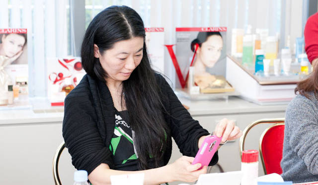　「OPENERS×クラランス美容講習会」　講習会の模様はブログ掲載はもちろん、ツイッターやフェイスブックに同時中継もOK